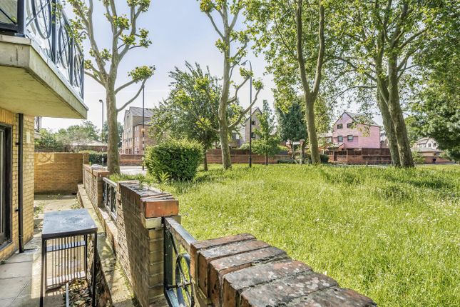 Flat 2 Surrey House, 236, Rotherhithe Street, London photo 4