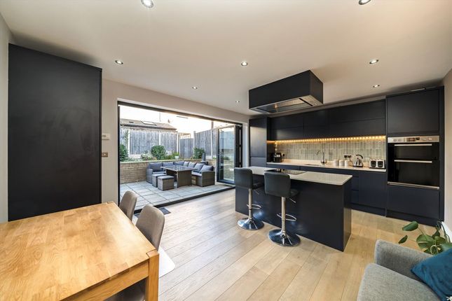 Flat 1, 5A, Firs Close, London photo 3