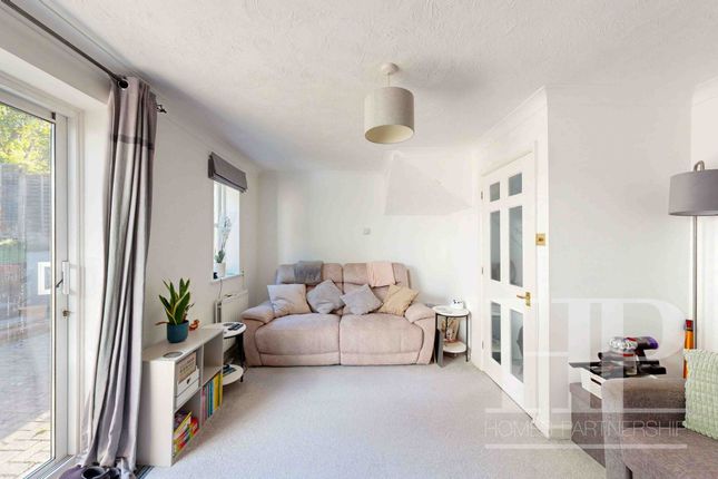 21 Boleyn Close, Crawley photo 3