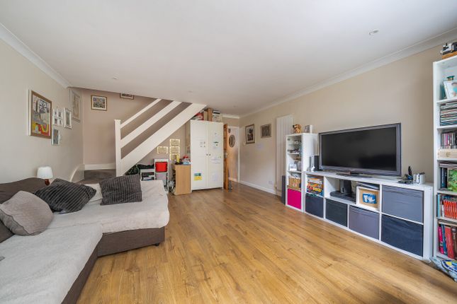 11 Bellamy Close, Watford photo 4
