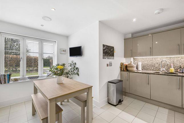 8, Harrison Lane, Hertford photo 3