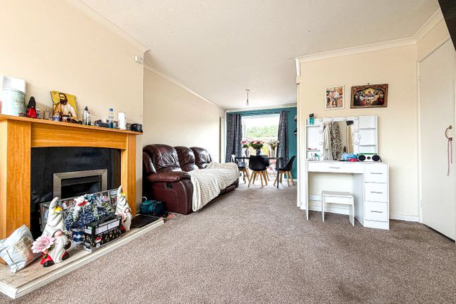 7 Barrow Drive, Taunton, Somerset photo 3