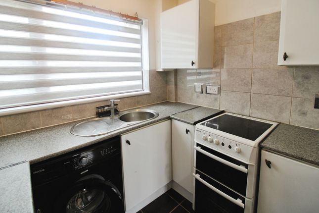 18, Surlingham Close, London photo 4