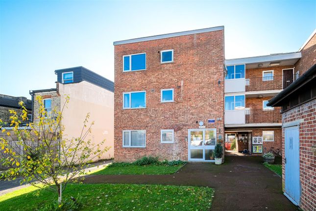 Flat 1.  Highland Court, Gordon Road, South Woodford photo 4