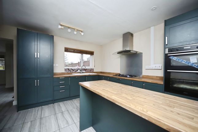 17, Elms Estate, Taunton photo 2