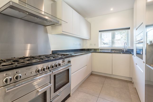 24, Chesterton Close, Wandsworth photo 2
