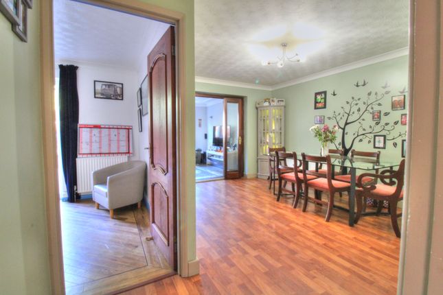 54, Lower Crescent, Stanford-le-hope photo 4