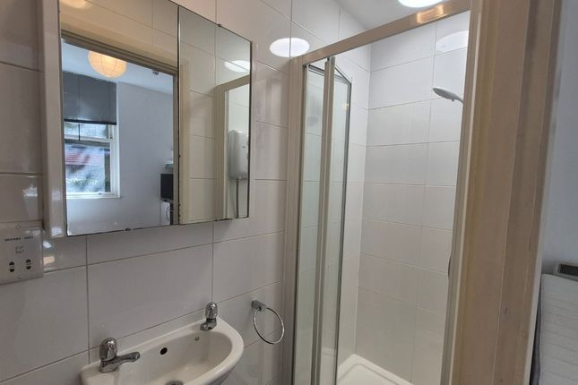 Flat 17, 3, Castletown Road, LONDON photo 3