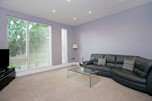 2 Aissele Place, High Street, ESHER photo 4