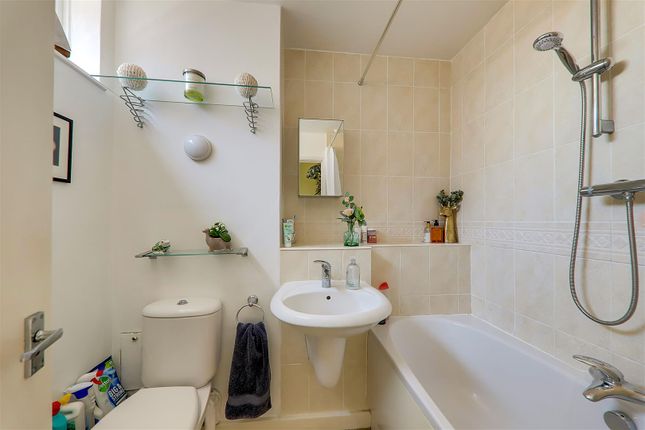 Flat for sale in Guildbourne Centre, Worthing