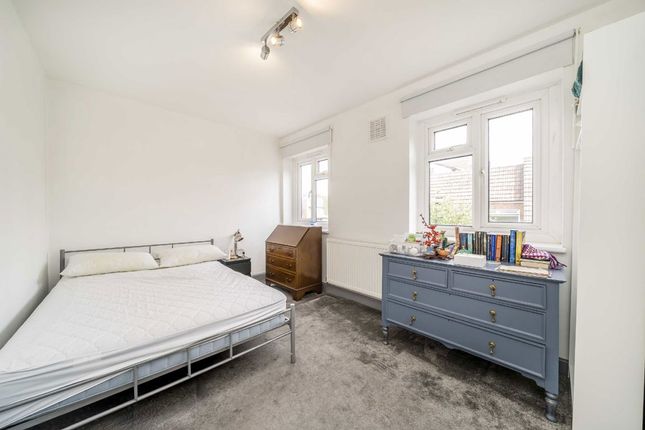 33, Chesterfield Road, London photo 4
