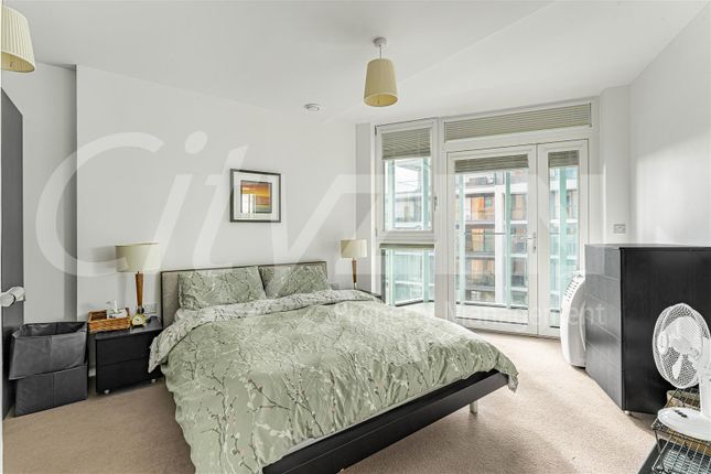 24 Cable Walk, London photo 3