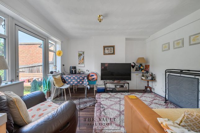 19, Cherry Tree Avenue, Guildford photo 3