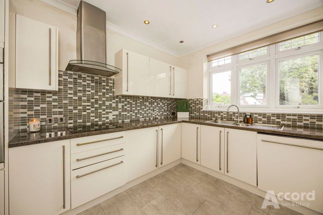 39 Hacton Lane, Hornchurch photo 4