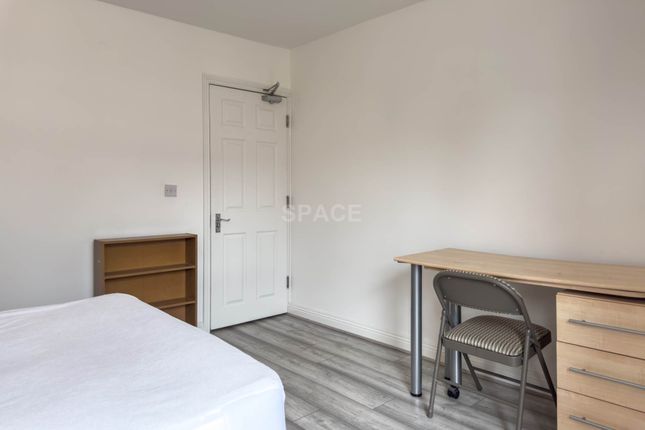Room to rent in Swainstone Road, Reading, University