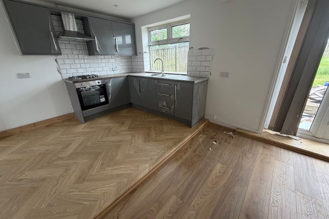 27, Thirkleby Royd, BRADFORD photo 4