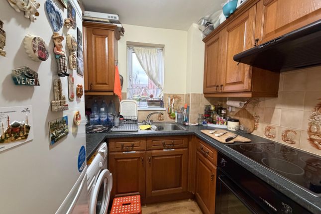 13, Wren Close, Greater London photo 2