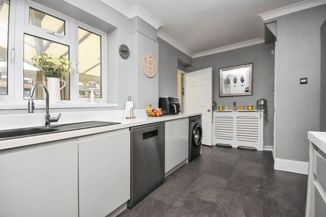 8, Wickford Drive, Romford photo 4