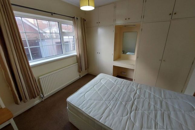 Room to rent in Fifth Avenue, York