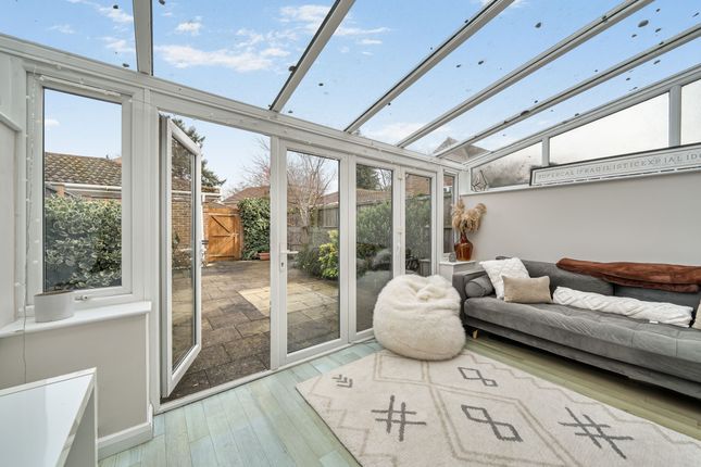 24, Rosslyn Park, Weybridge photo 4