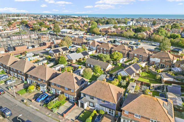 Marlow Avenue, Eastbourne photo 3