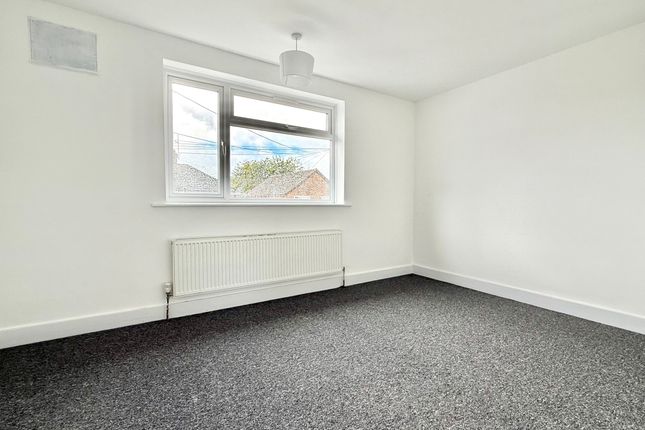 30, LUTON photo 4