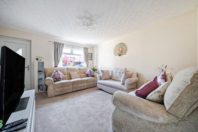4, Sonnet Way, Hampshire photo 2