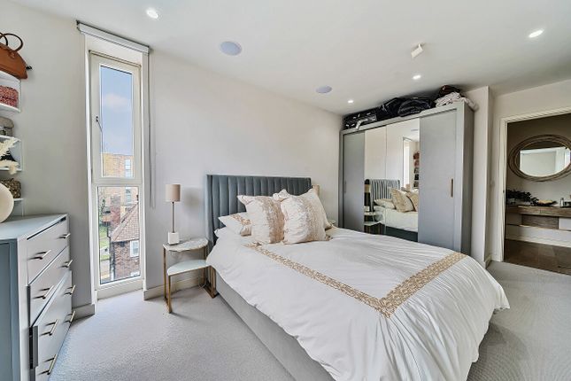 Flat for sale in Greenwich High Road, Greenwich, London