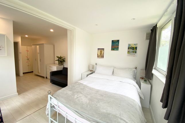 Ground Floor Flat 30, Hemstal Road, London photo 4