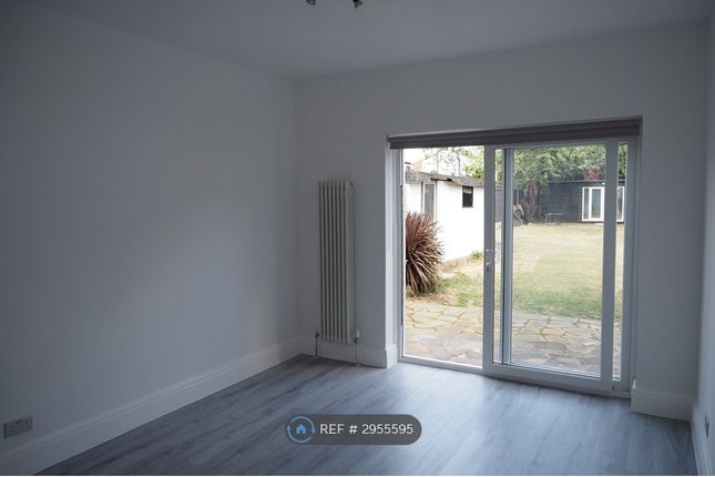 Warwick Avenue, Edgware photo 4