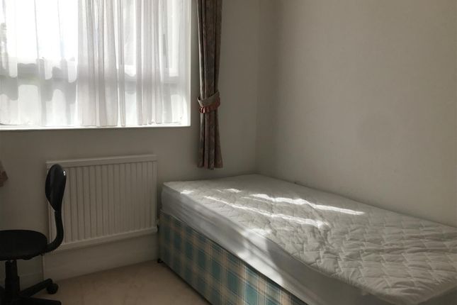 Flat 3, Thornbury, Prince Of Wales Close, London photo 3