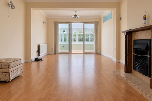 5, Chestnut Avenue, Waterlooville photo 2