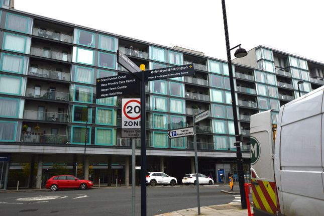 Studio flat on Flat 525 Vantage Building, Station Approach, Station Approach, Hayes, £239,950