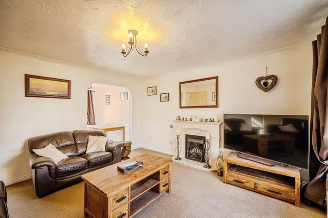 2, Hartland Close, HEREFORD photo 3