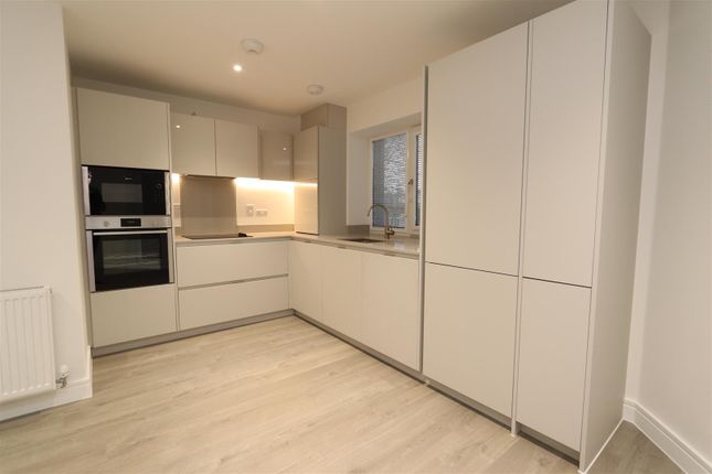 Flat to rent in Lunar House, St. James Road, Brentwood