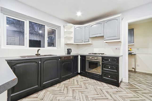 22, Maple Croft, Leeds photo 3