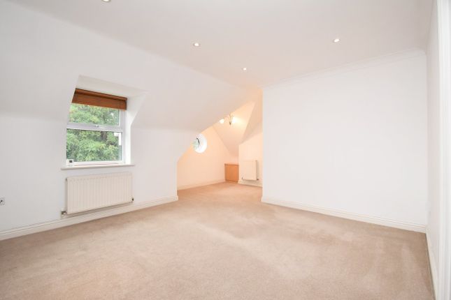 12 Oakland Grange, Sidney Road, Walton-on-Thames photo 2