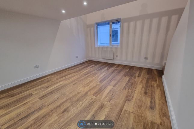 Flat, Alexandra House Duckett Mews, London photo 3