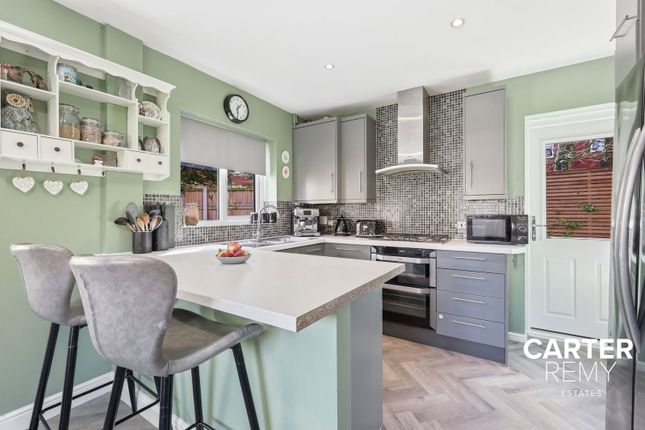 10, Hill Top Rise, Basildon photo 3