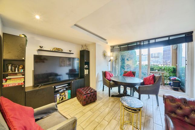 1-bed flat on Flat 20,, The Q Building, London, £280,000