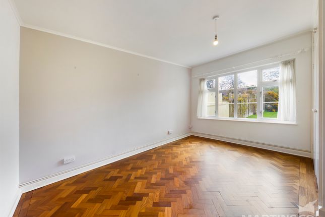 12, Bowling Green Close, Aldwick, Bognor Regis photo 3