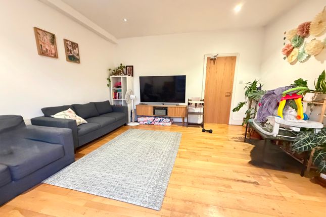 135c Brecknock Road, London photo 3
