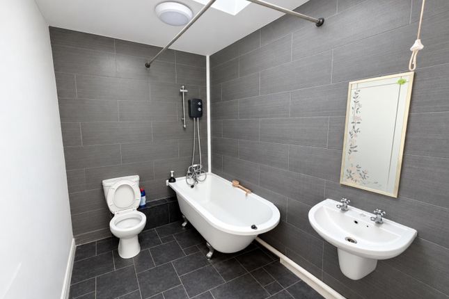 1-bed flat on High Street, Redcar, £475/mo