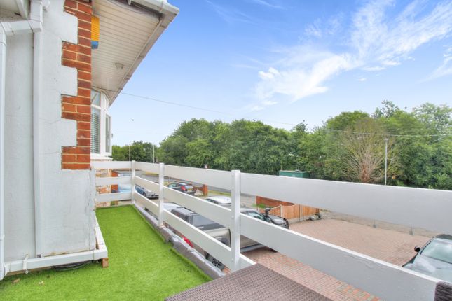 125, Lambs Lane South, Rainham photo 4