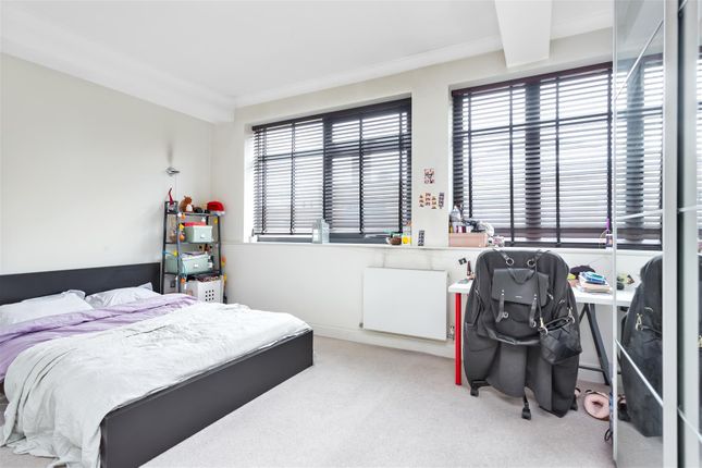 Flat to rent in Villiers Road, London