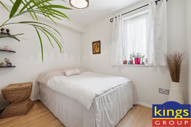 134, Plowman Close, London photo 3