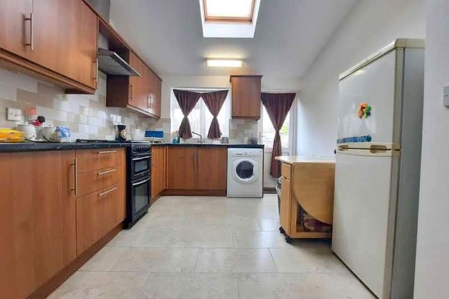 10, Lansbury Avenue, Feltham photo 3