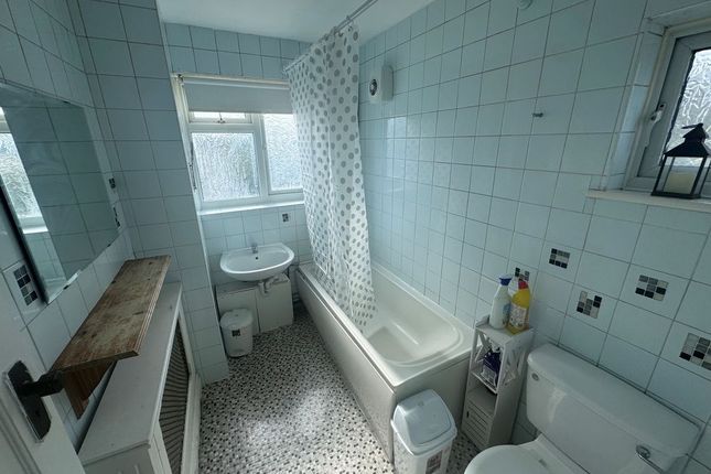 373, Cranford Lane, Harlington photo 3