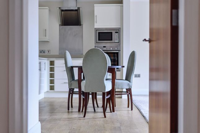 Flat 2, Furze Hill Court, Furze Hill, Kingswood photo 4
