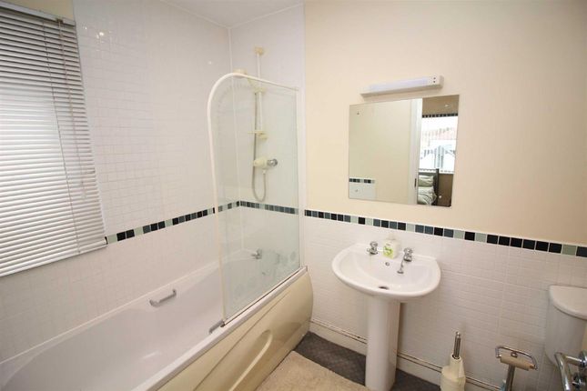 Flat to rent in Pantbach Road, Rhiwbina, Cardiff